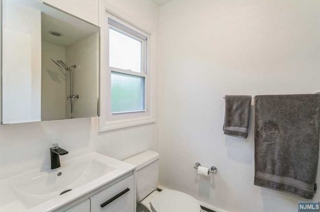 44 Roberts Ct, Tenafly NJ 07670-2001 exterior