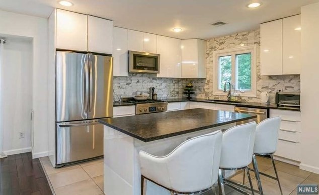 44 Roberts Ct, Tenafly NJ 07670-2001 exterior