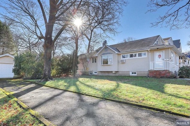 260 Garden Pl, Oradell, NJ 07649
