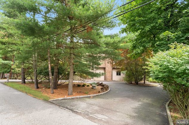 2 Sherwood Rd, Upper Saddle River, NJ 07458