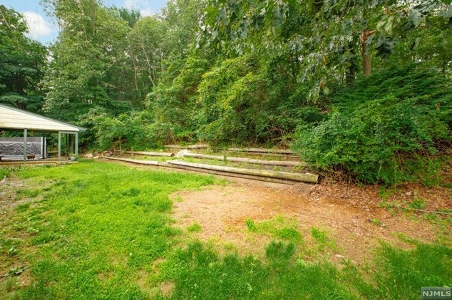 647 Stonetown Rd, Skyline Lakes, NJ 07456