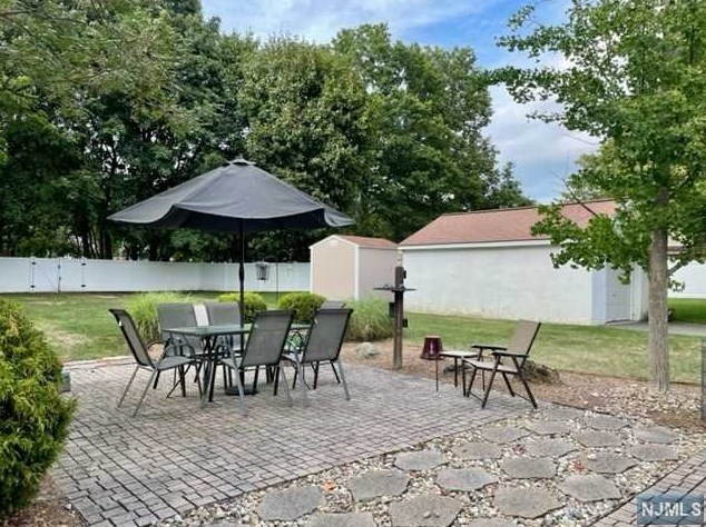 20 Beam St, Pompton Falls, NJ 07442-1222