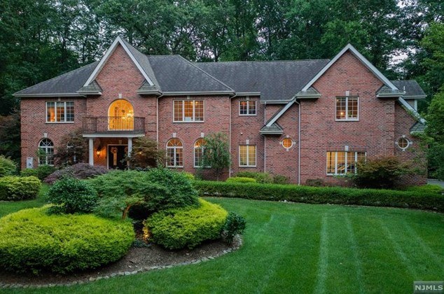 5 Castle Hill Ct, Upper Saddle River, NJ 07458
