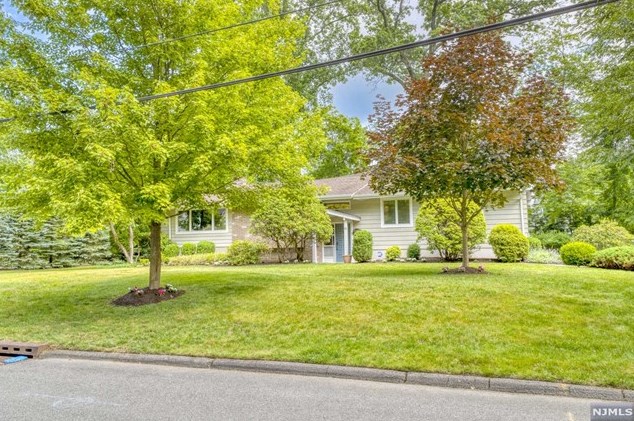 16 Donnybrook Dr, Demarest, NJ 07627
