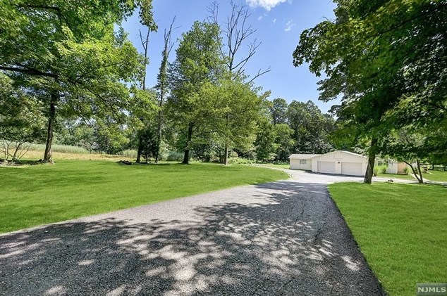 36 Carlough Rd, Upper Saddle River, NJ 07458