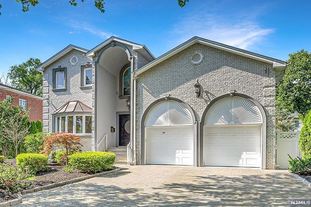 77 Regis Ct, Paramus, NJ 07652