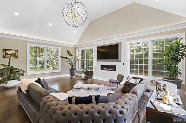745 Colonial Rd, Franklin Lakes, NJ 07417