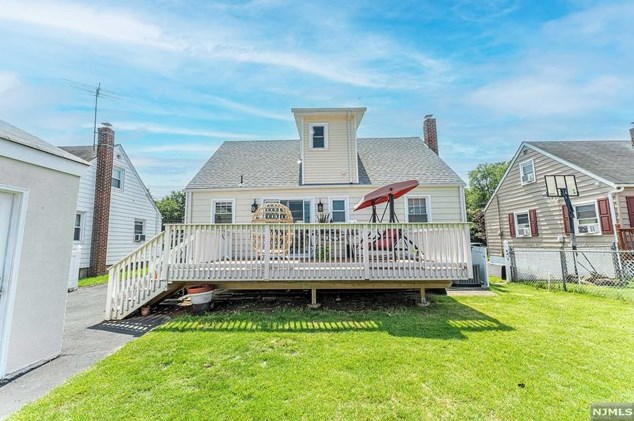 213 Hillman Dr, Elmwood Park, NJ 07407-1324