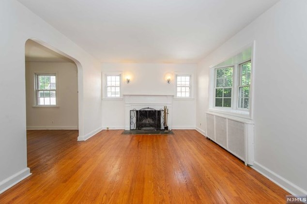 994 Alpine Dr, Teaneck, NJ 07666