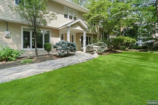 29 Stonybrook Rd, Tenafly, NJ 07670-1117