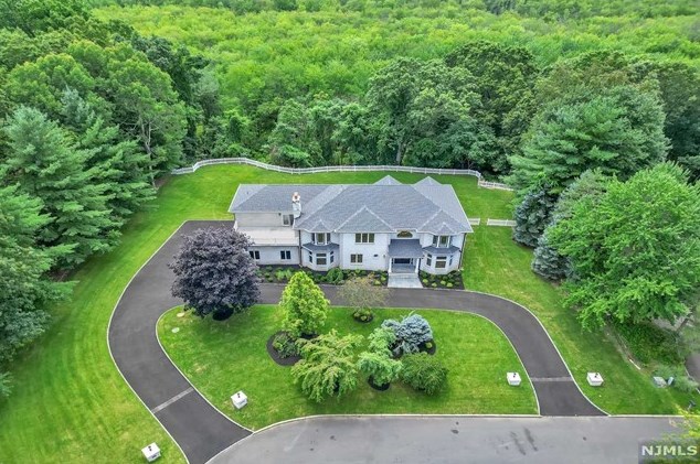 360 Scholar Ct, Franklin Lakes, NJ 07417
