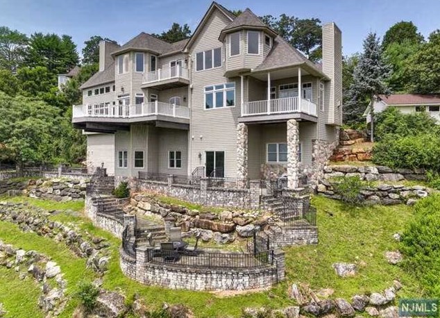 15 Laurel Ter, Sparta, NJ 07871