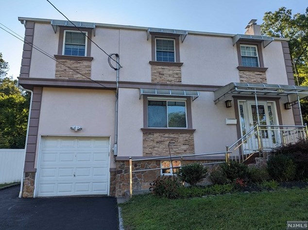 35 Wight Pl, Tenafly, NJ 07670