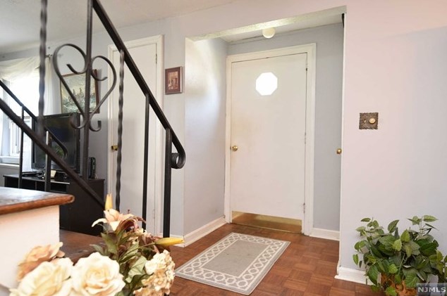 172 Washington Ave, Elmwood Park, NJ 07407-2309