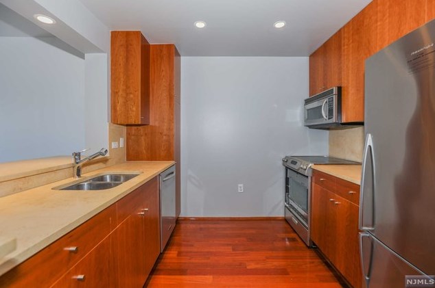 3104 City Pl, Edgewater, NJ 07020