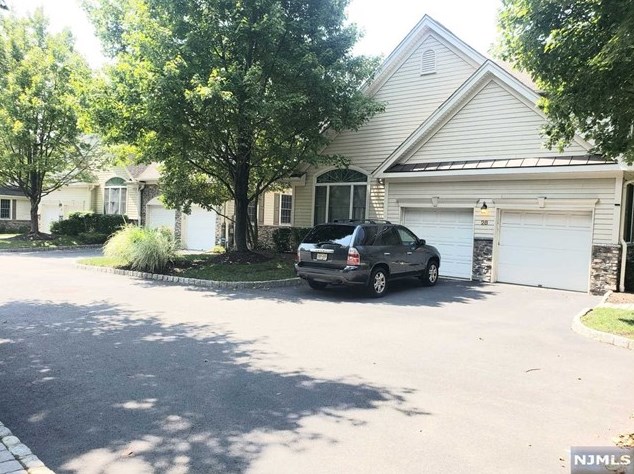 28 Schindler Ct, Upper Saddle River, NJ 07458
