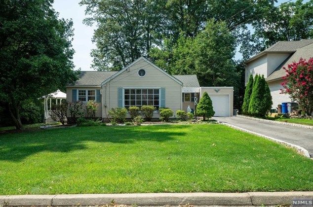 787 Oak Ave, River Edge, NJ 07661