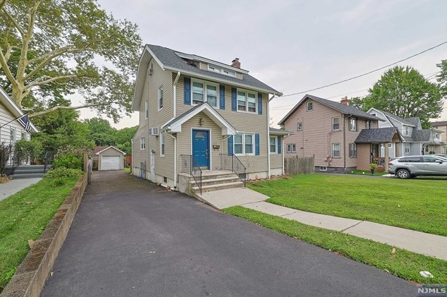 831 Queen Anne Rd, Teaneck, NJ 07666