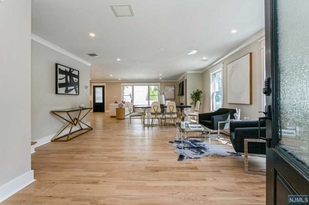 16 Cambridge Rd, Tenafly, NJ 07670
