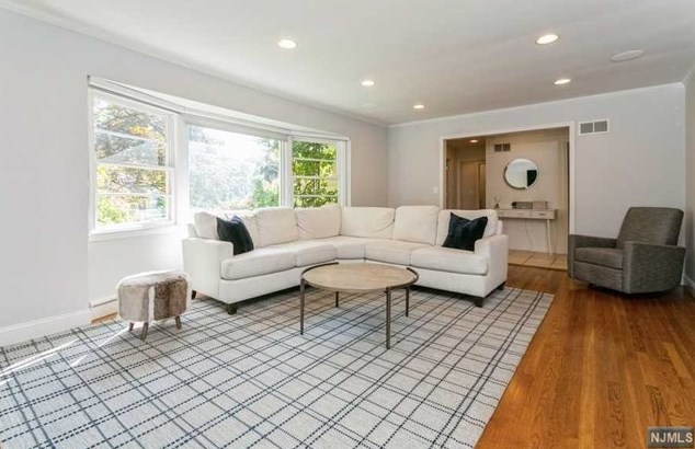 9 Malcolm Ct, Tenafly NJ  07670-2423 exterior