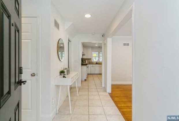 9 Malcolm Ct, Tenafly, NJ 07670