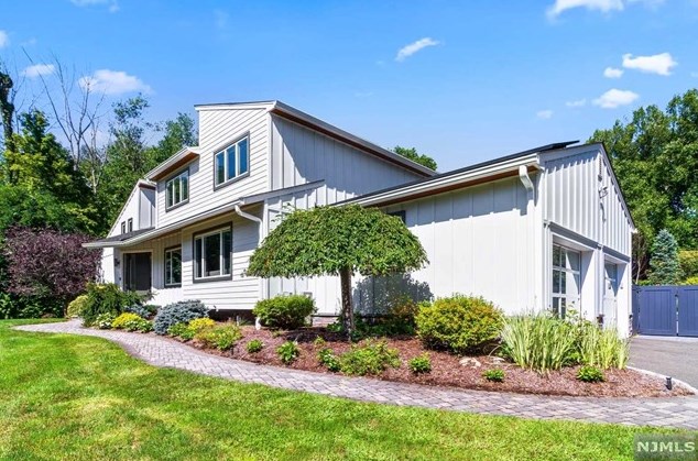 86 Heritage Ct, Westwood, NJ 07677-8347