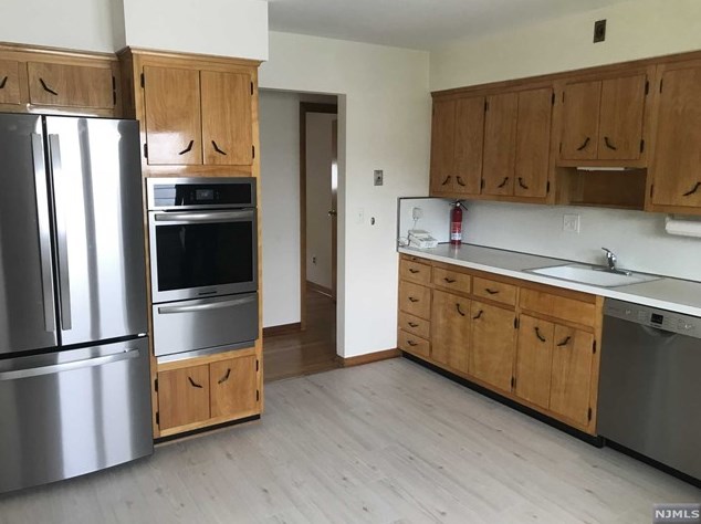 3 Henry St, Moonachie, NJ 07074