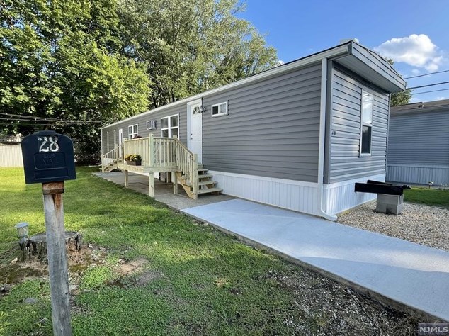 28 Finns Dr, Wayne, NJ 07470