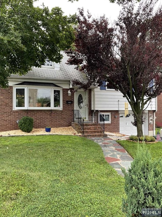 1052 Glen Rd, West Fort Lee, NJ 07024