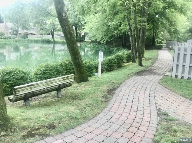 304 Pond Ct, Westwood, NJ 07676-5119