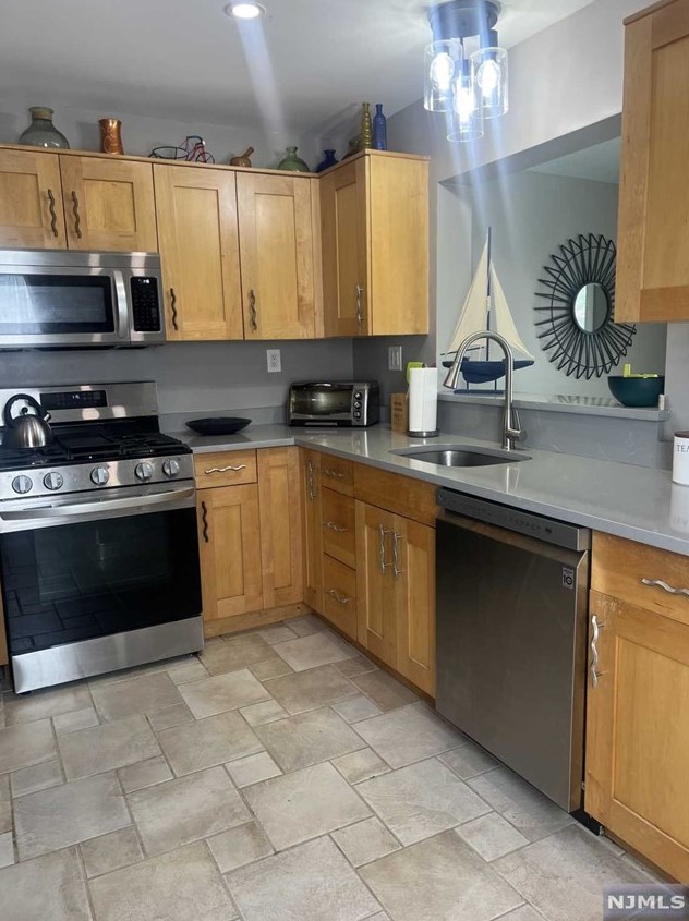 86 Bloomfield Ave, Edison NJ  08837-3324 exterior