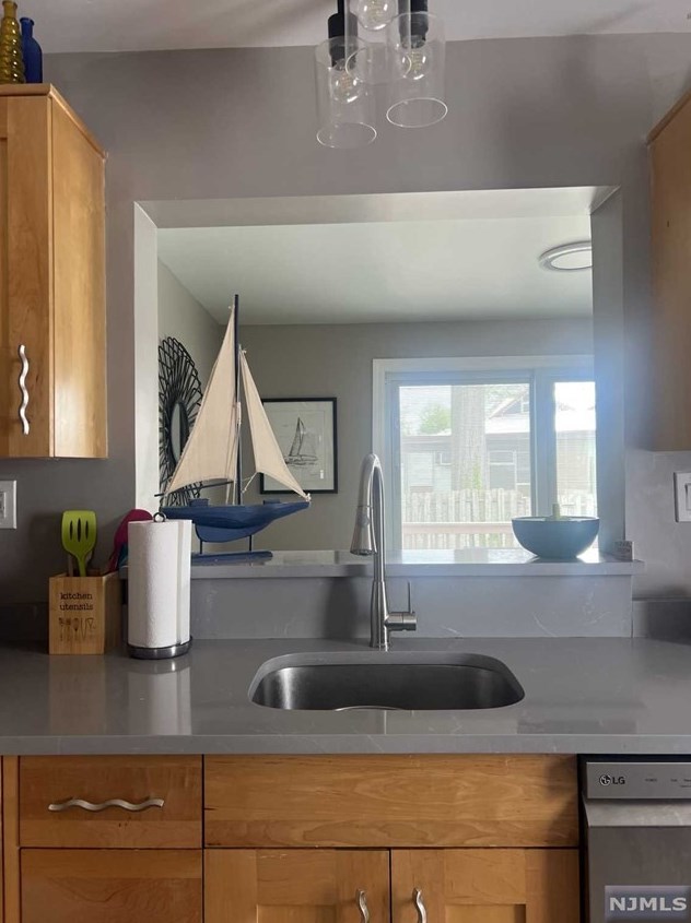 86 Bloomfield Ave, Edison NJ  08837-3324 exterior