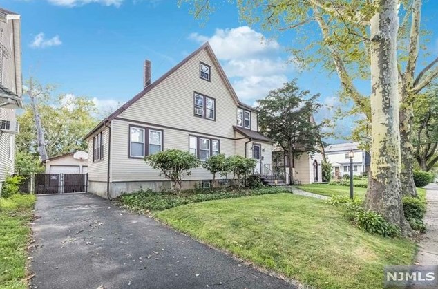306 Roosevelt Ave, Hasbrouck Heights, NJ 07604
