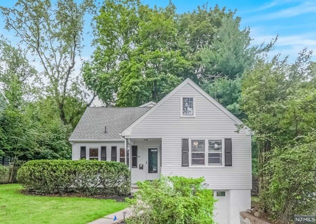 34 Crest Dr S, Cresskill, NJ 07626
