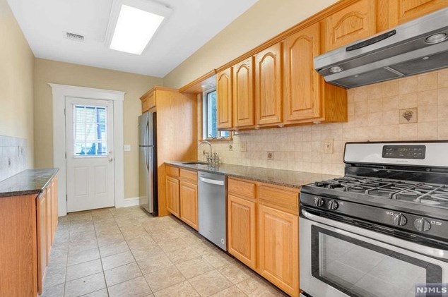 16 Farview Ave, Paramus NJ  07652-2702 exterior