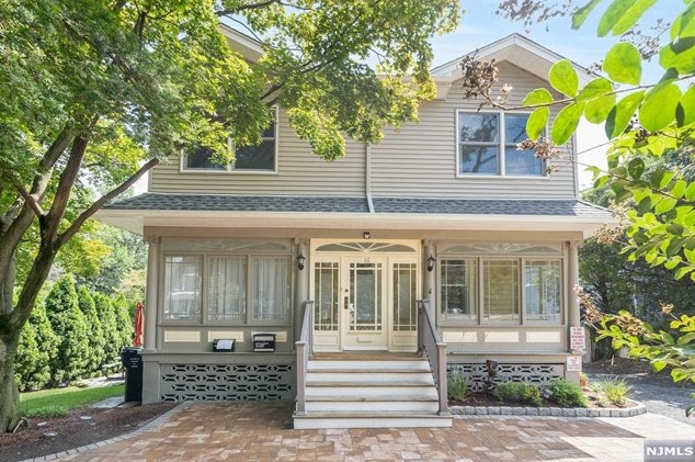 16 Farview Ave, Paramus NJ  07652-2702 exterior