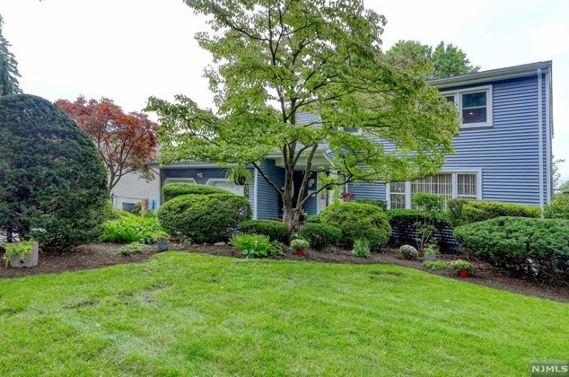 37 Oliver Rd, Paramus, NJ 07652