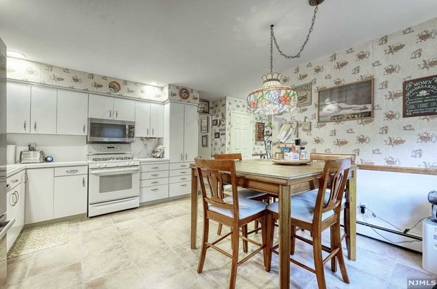 37 Oliver Rd, Paramus NJ  07652-3718 exterior