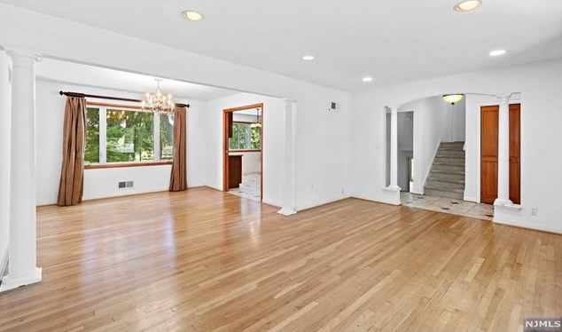 111 Ramille Ct, Paramus NJ  07652-5313 exterior
