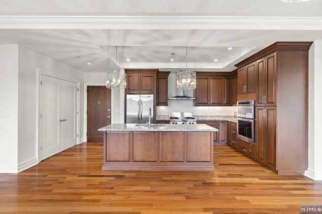 250 Henley Pl #403, Union City, NJ 07086