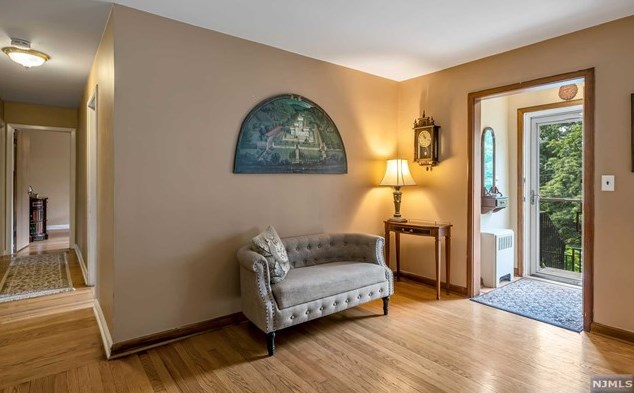 33 Goodviet Pl, Ridgewood, NJ 07452