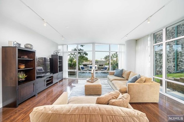 100 Thompson Ln #2a, Edgewater, NJ