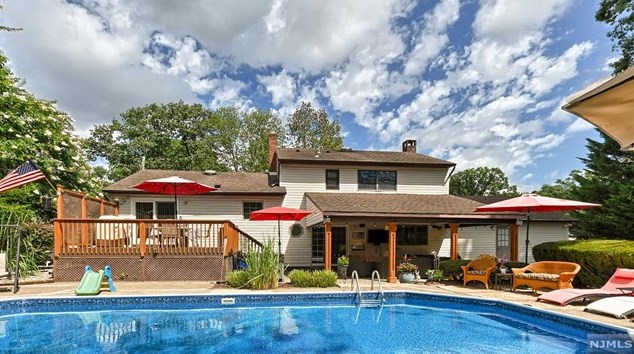 20 Wellington Dr, Wayne, NJ 07470-4163