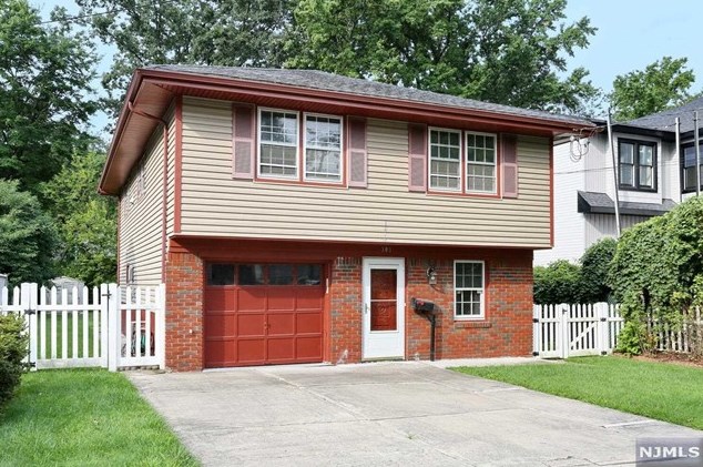 305 Elm Ave, Hackensack, NJ 07601-1652