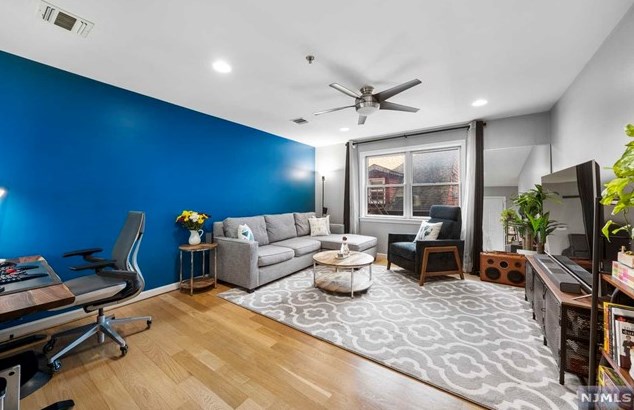135 38th St #408, Union City, NJ 07087