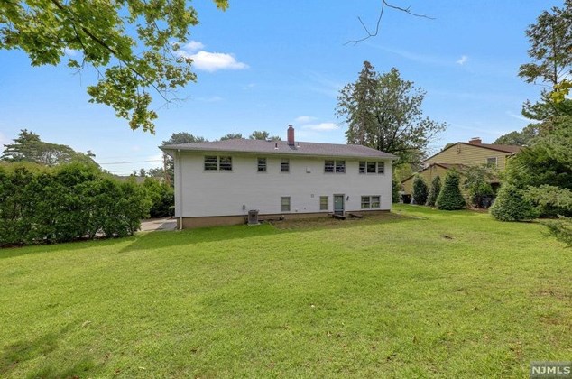 659 Rutgers Pl, Paramus, NJ 07652