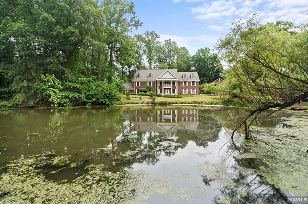60 Brookside Dr #x, Upper Saddle River, NJ 07458
