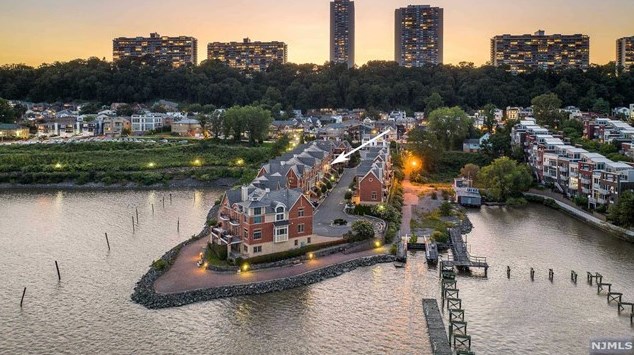 11 Moorings Ln, Edgewater, NJ 07020