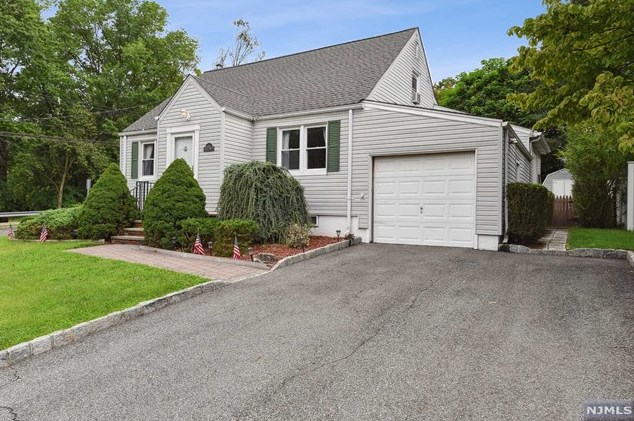 4 Marianna Pl, Emerson, NJ 07630-1933