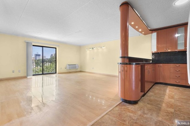 281 Park St #4h, Hackensack, NJ 07601